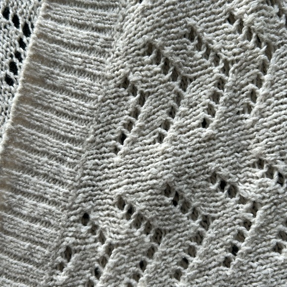 Buttoned Crochet Sleeveless Cardigan (M) - Picture 3 of 4